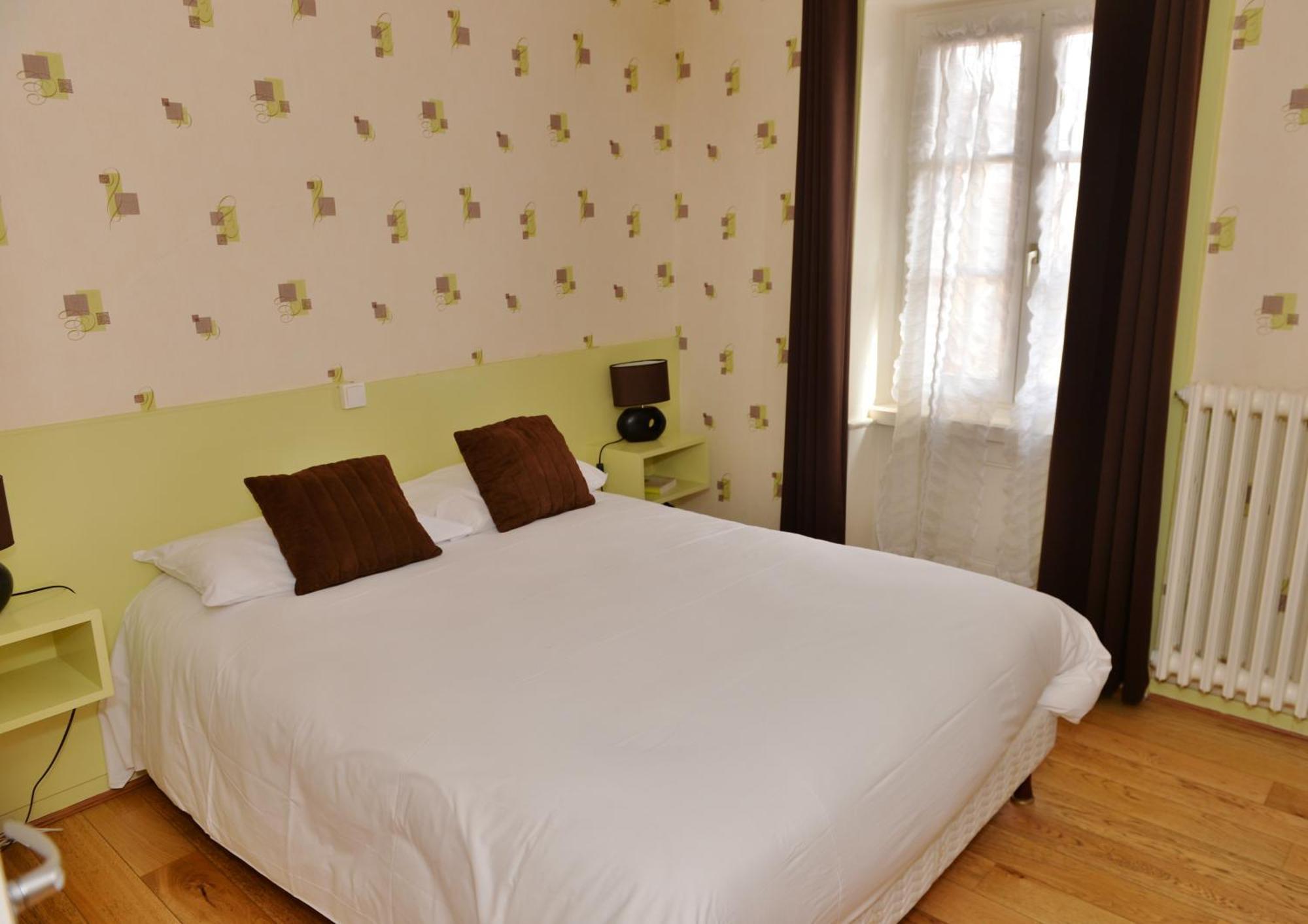 Logis Hotel De La Poste Mornant Extérieur photo